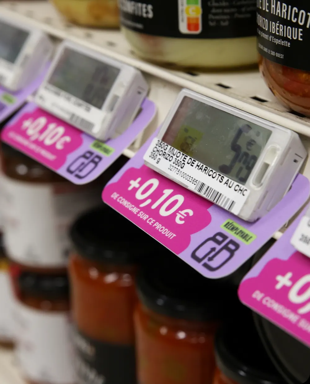Rayon d’épicerie affichant la consigne sur les bocaux