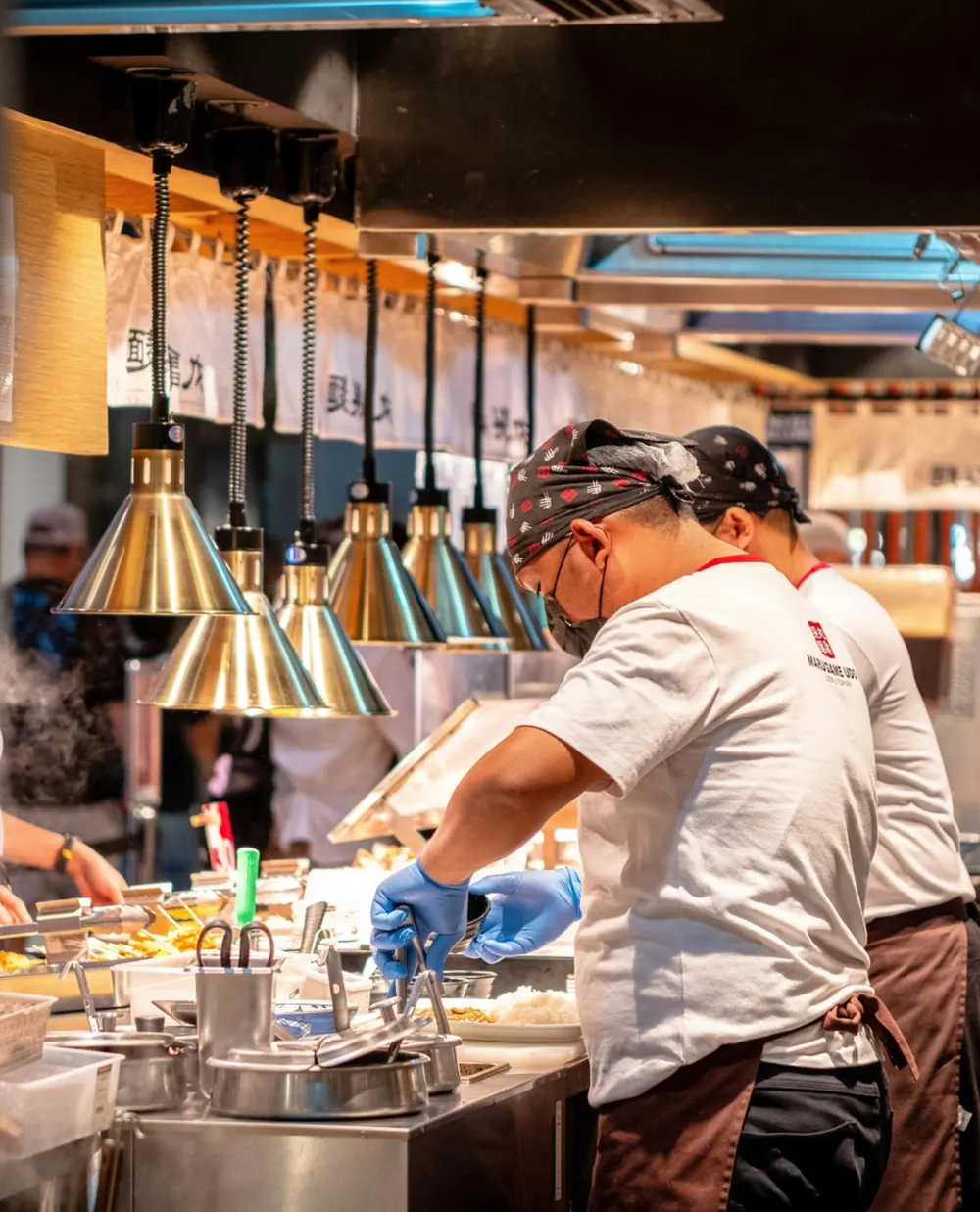 Cuisinier en service dans une cuisine de restauration collective